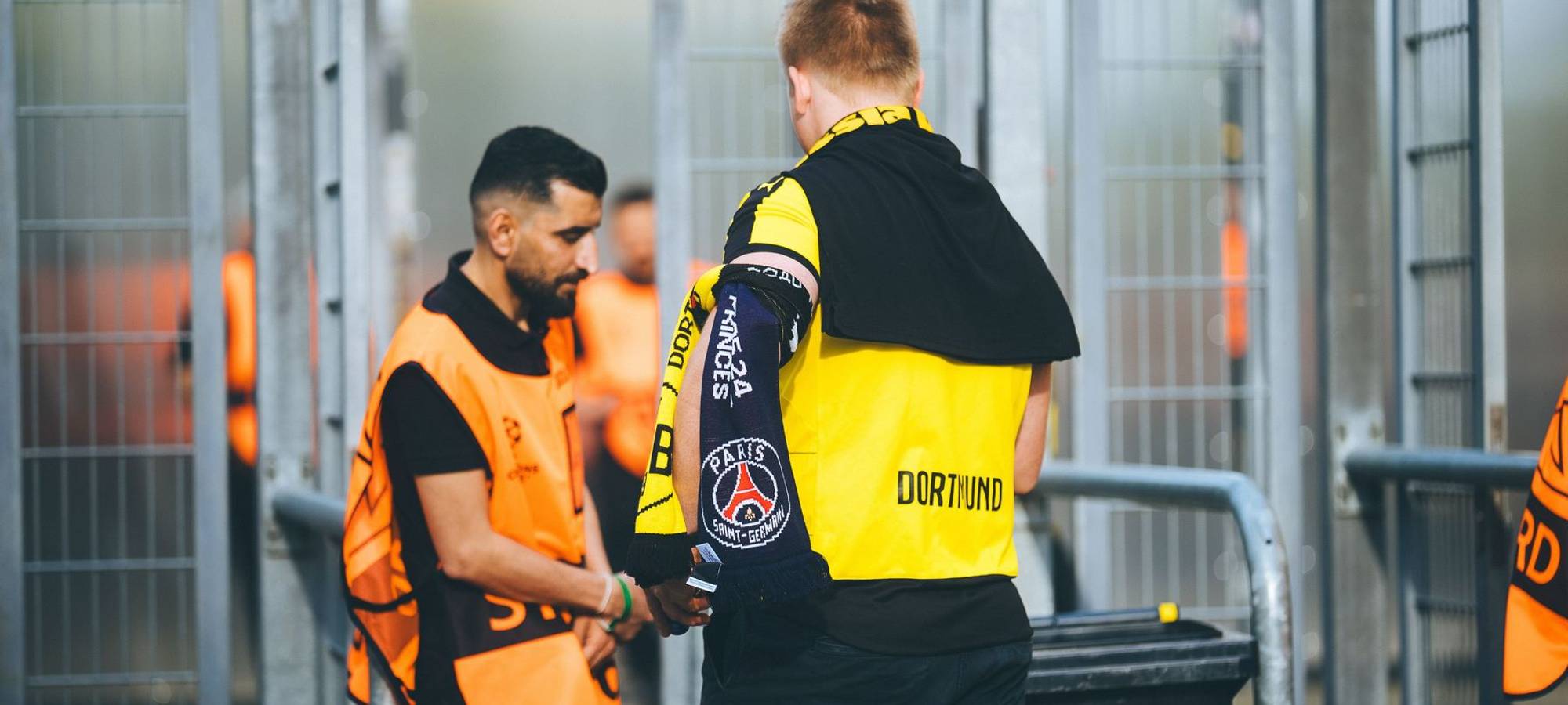 Bir etkinliğin giriş alanındaki görevliler