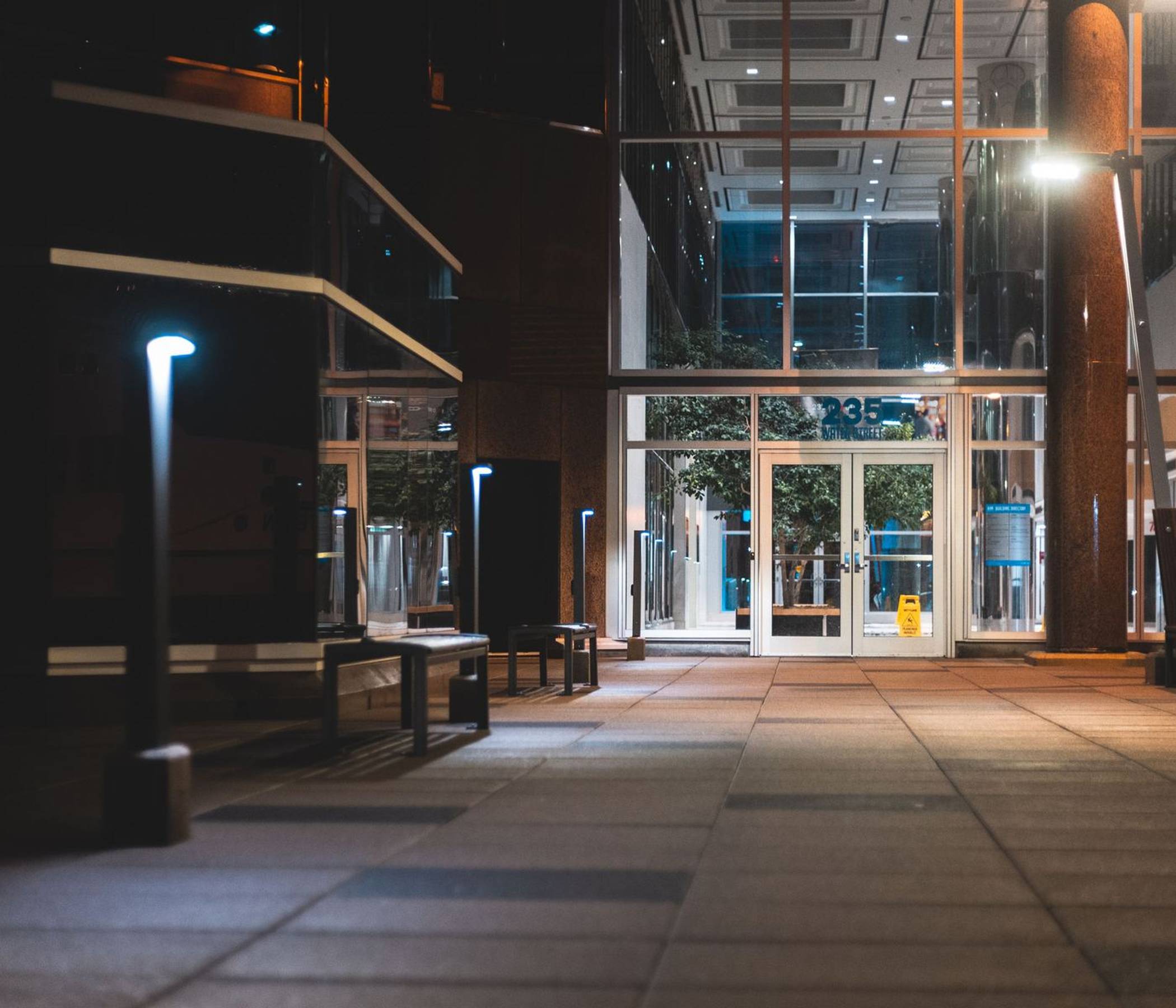 منطقة مدخل مضاءة لمبنى تجاري ليلاً